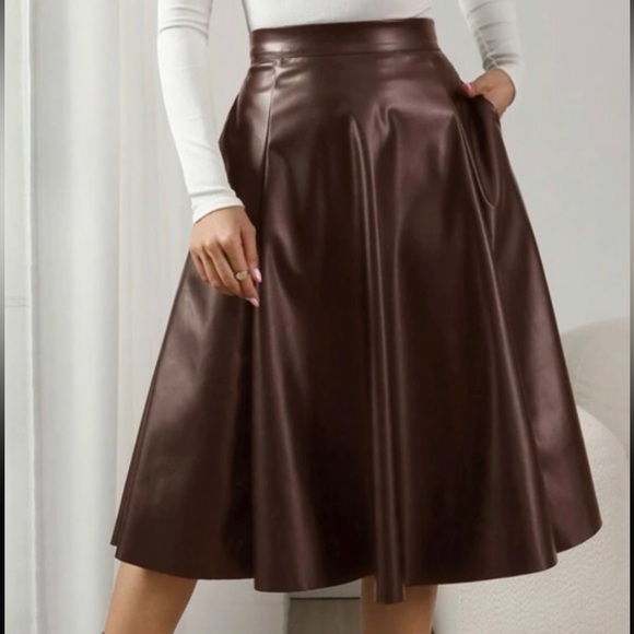 Luxe brown pocketed vegan leather mini skirt - Picture 7 of 8